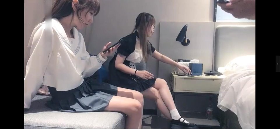 双飞两个制服学生妹，还是JK萝莉制服【1.1g+百度盘】